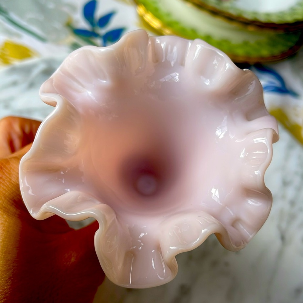 Rare small Vibtage Fenton pink milk glass vase 4” tall - Picture 2 of 5